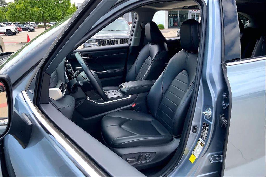 used 2022 Toyota Highlander car, priced at $35,125