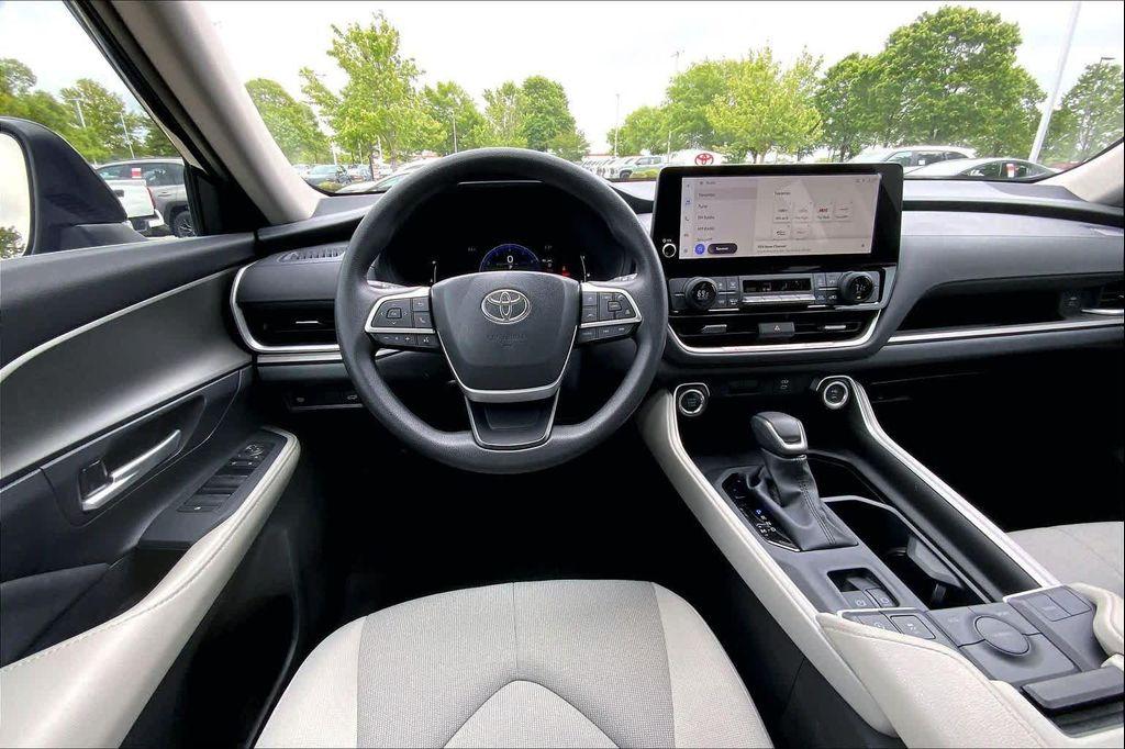 used 2025 Toyota Highlander car, priced at $42,999