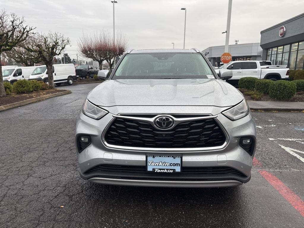 used 2022 Toyota Highlander car, priced at $38,900