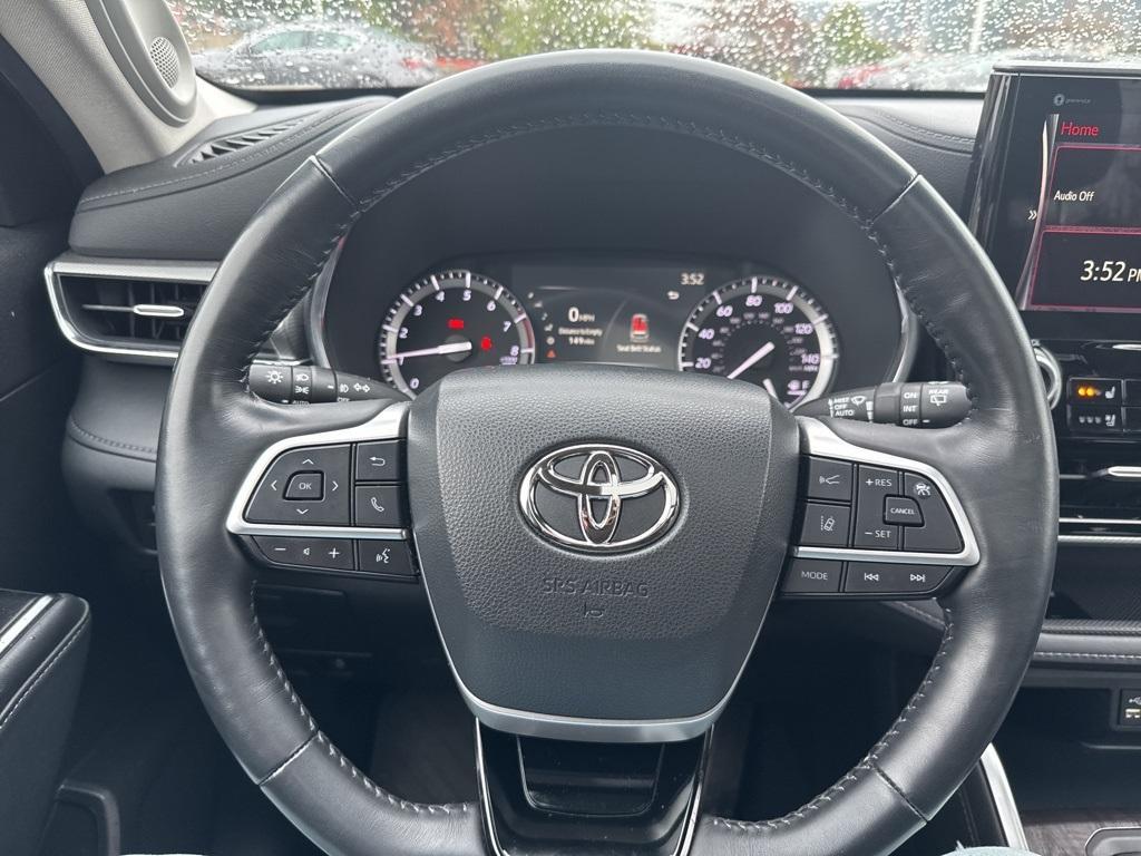 used 2022 Toyota Highlander car, priced at $38,900
