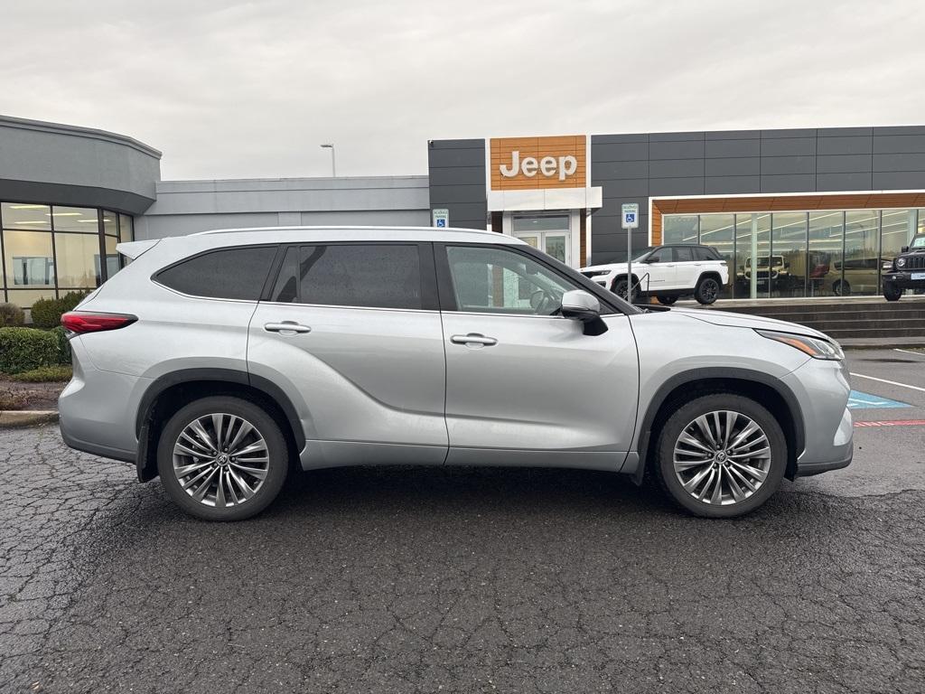 used 2022 Toyota Highlander car, priced at $38,900
