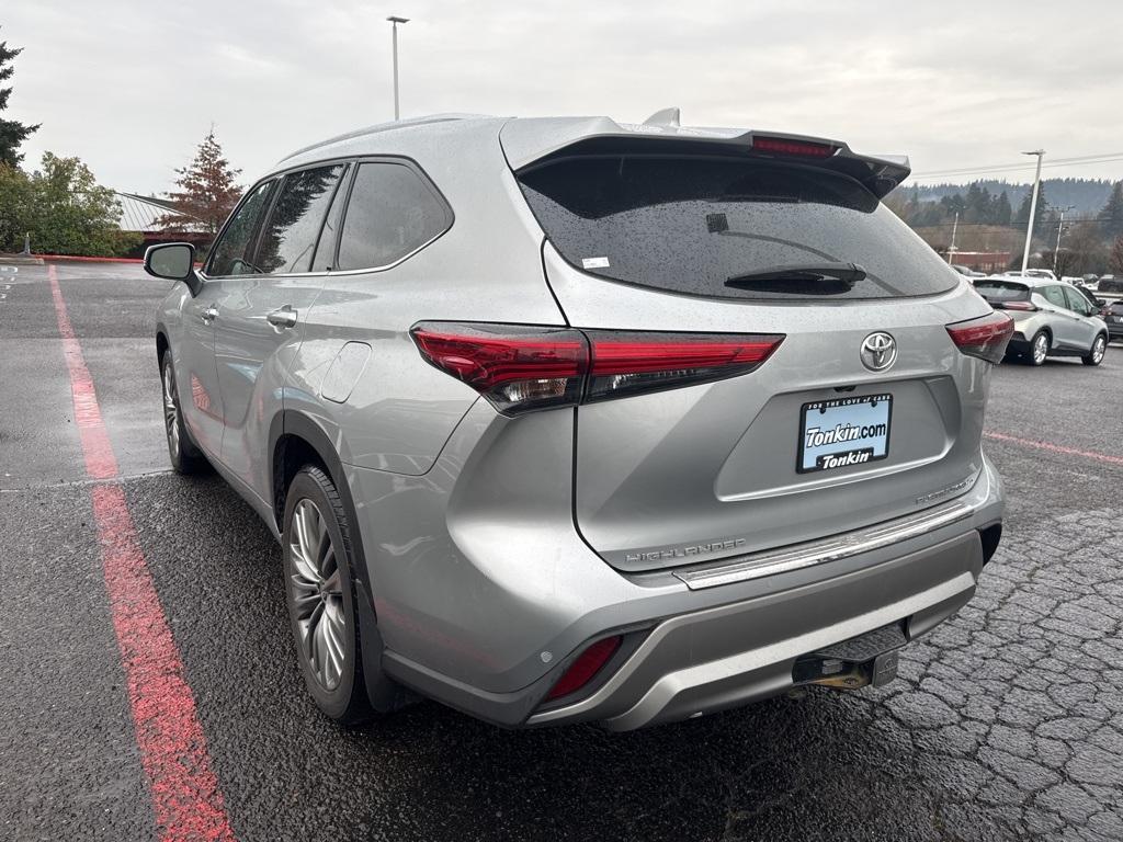 used 2022 Toyota Highlander car, priced at $38,900