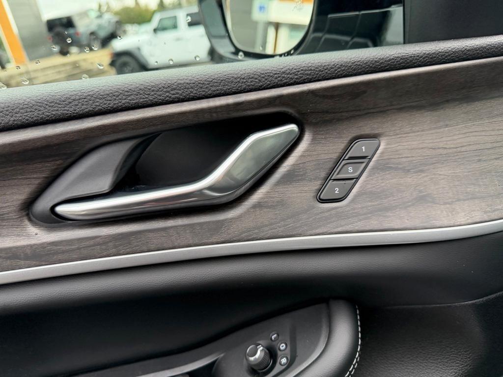 new 2025 Jeep Grand Cherokee car, priced at $46,492