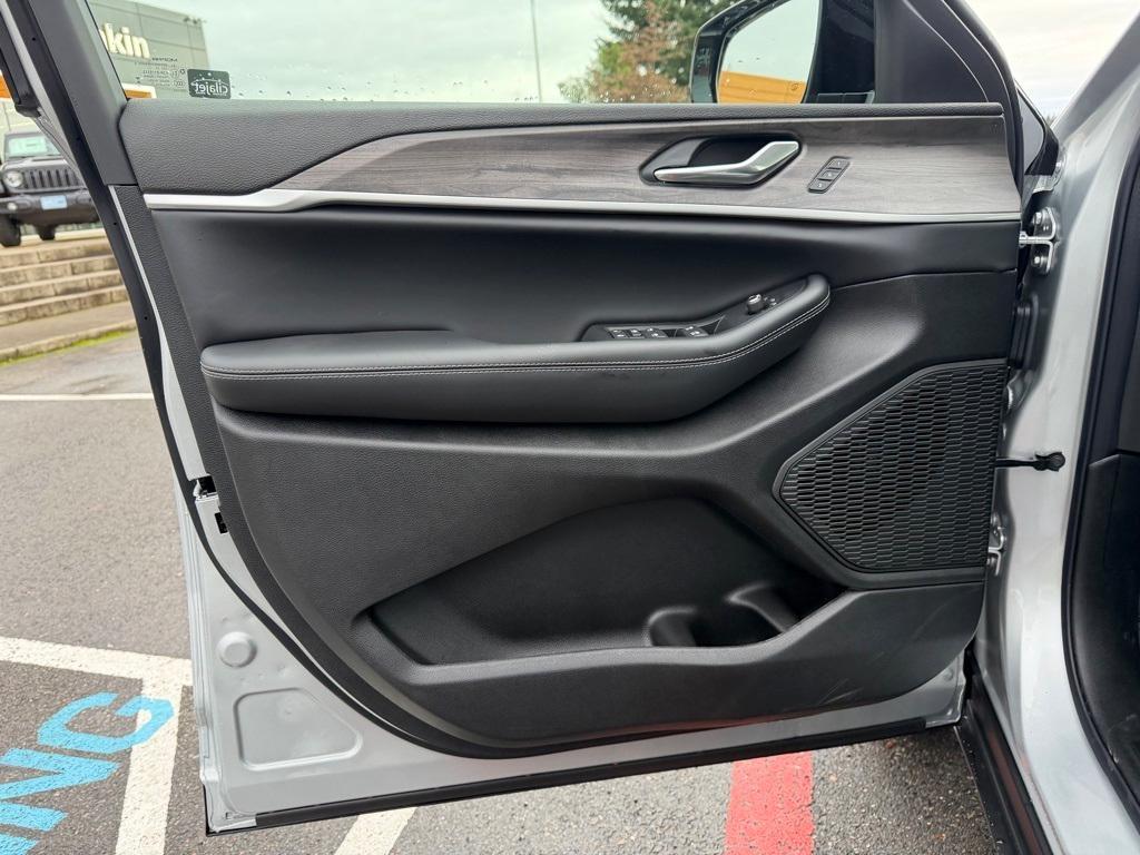 new 2025 Jeep Grand Cherokee car, priced at $46,492