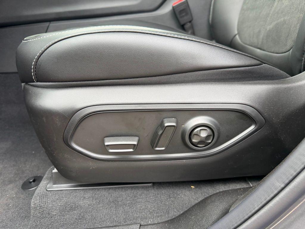 new 2025 Jeep Grand Cherokee car, priced at $38,992