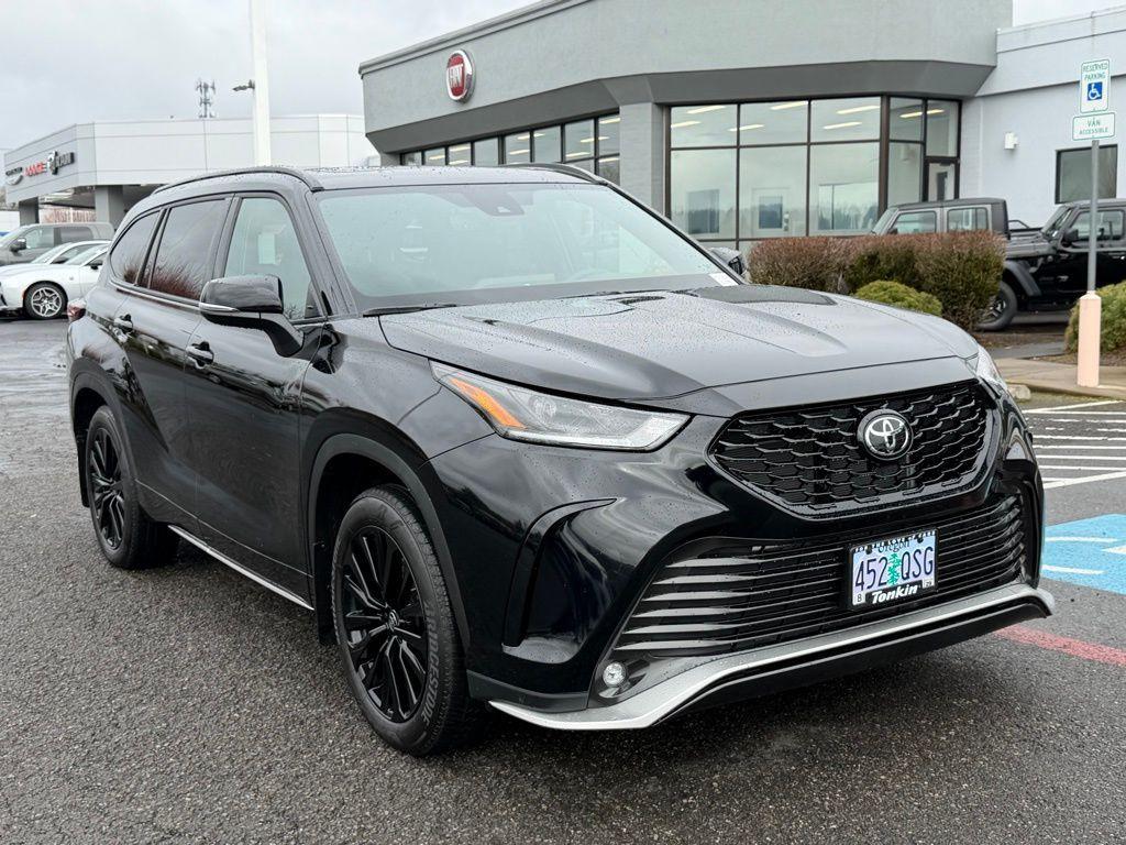 used 2025 Toyota Highlander car, priced at $46,900