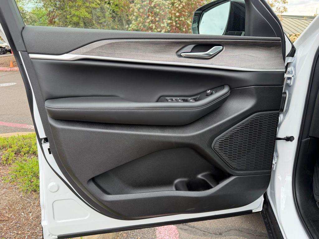 new 2026 Jeep Grand Cherokee car, priced at $44,075