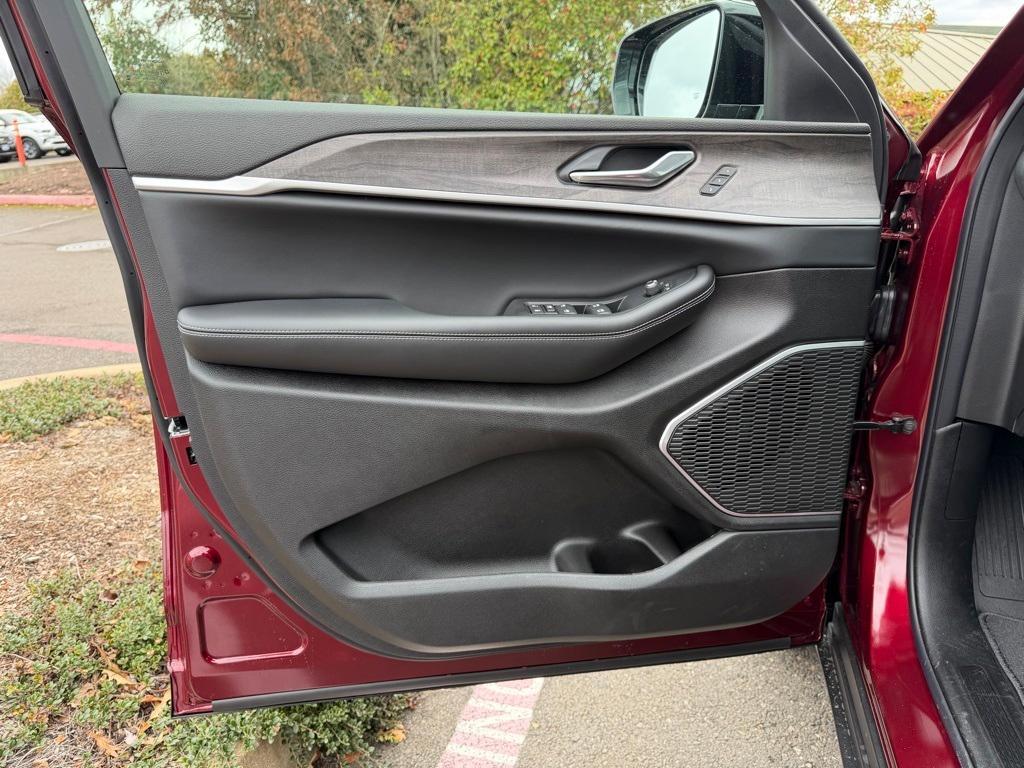 new 2026 Jeep Grand Cherokee car, priced at $47,992