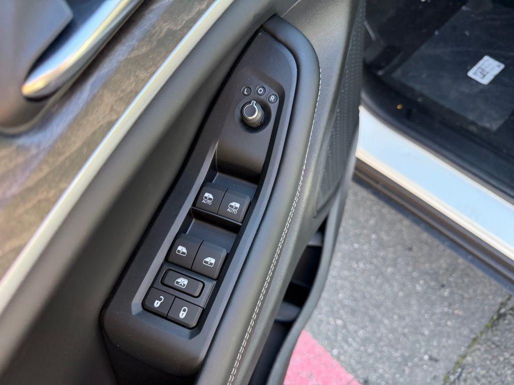 new 2025 Jeep Grand Cherokee car, priced at $45,992