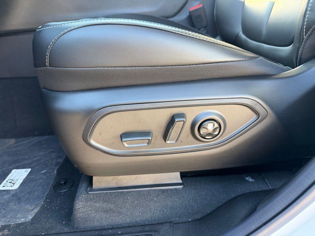 new 2025 Jeep Grand Cherokee car, priced at $45,992
