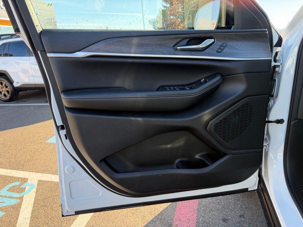 new 2025 Jeep Grand Cherokee car, priced at $45,992