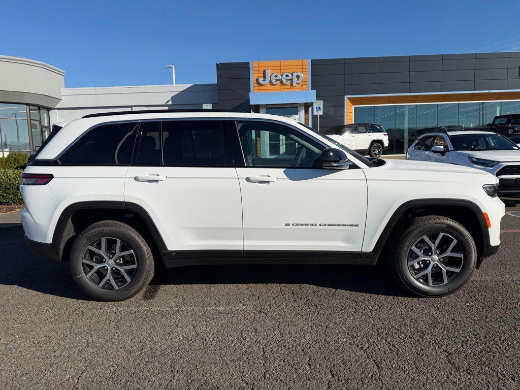 new 2025 Jeep Grand Cherokee car, priced at $45,992