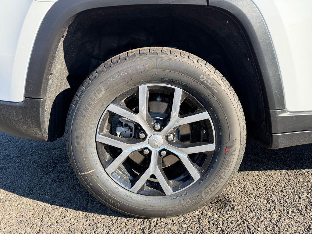 new 2025 Jeep Grand Cherokee car, priced at $45,992