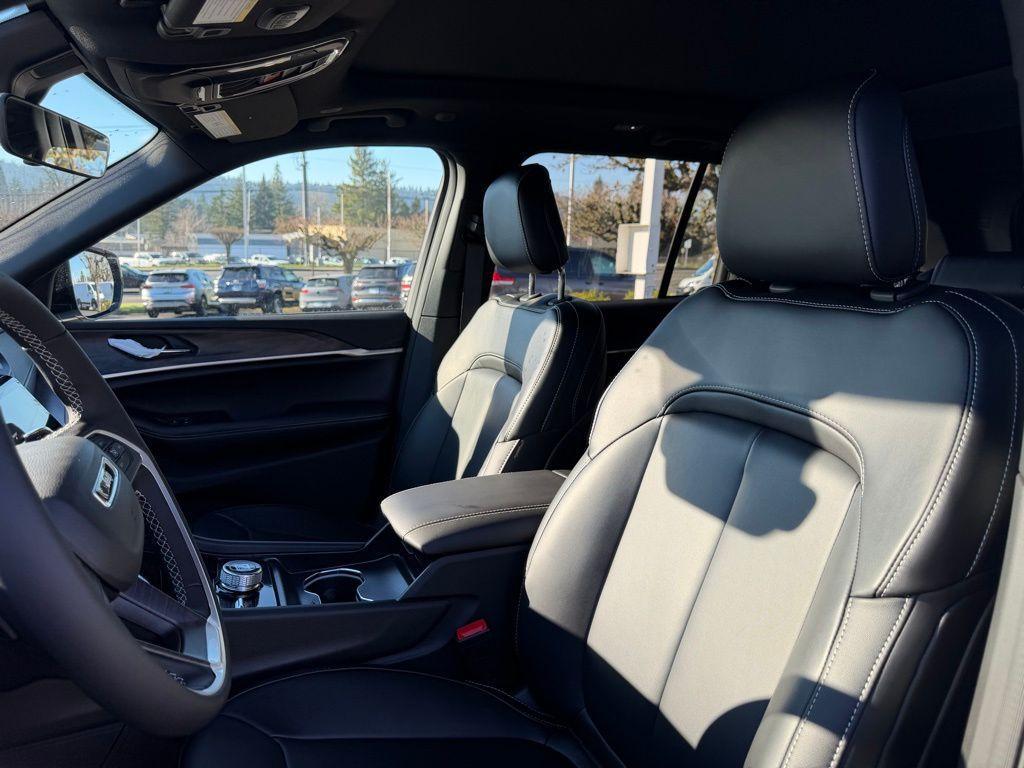 new 2025 Jeep Grand Cherokee car, priced at $45,992