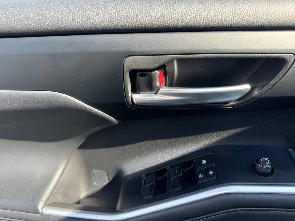 used 2024 Toyota Highlander Hybrid car, priced at $38,999