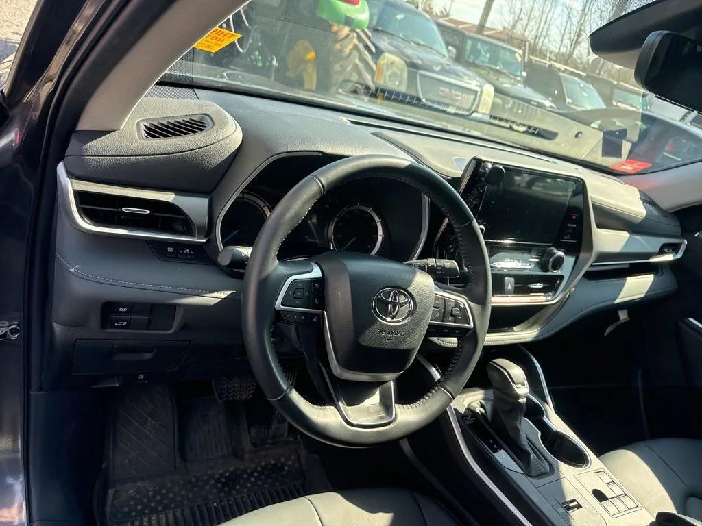 used 2024 Toyota Highlander Hybrid car, priced at $38,999