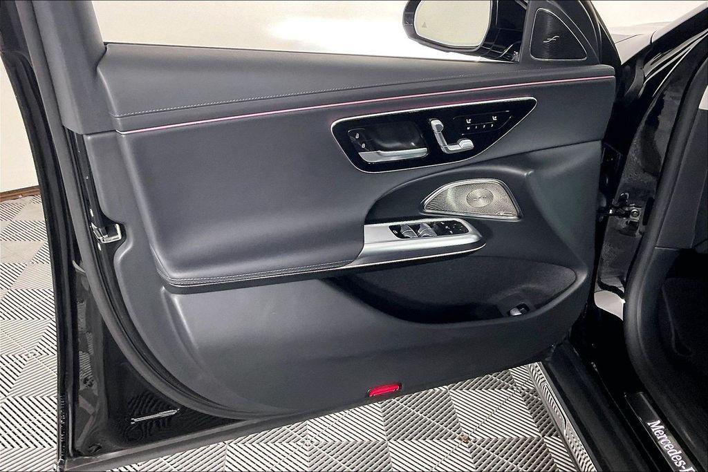 Mercedes-Benz E-Class view 15