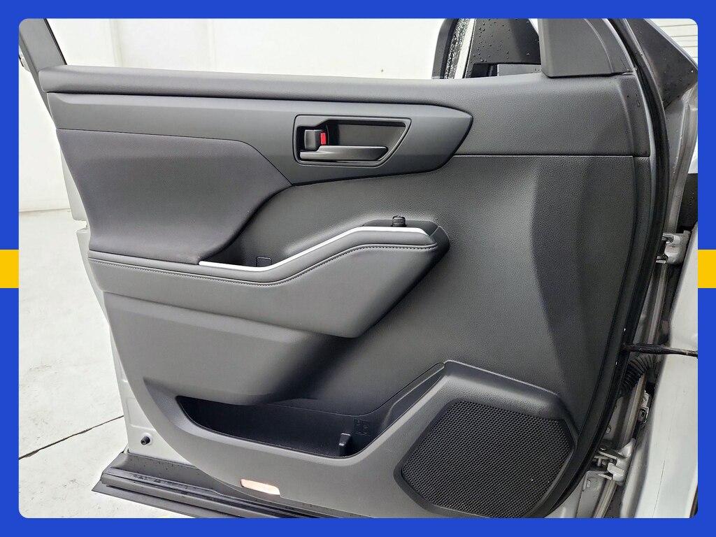 used 2023 Toyota Highlander car, priced at $30,998