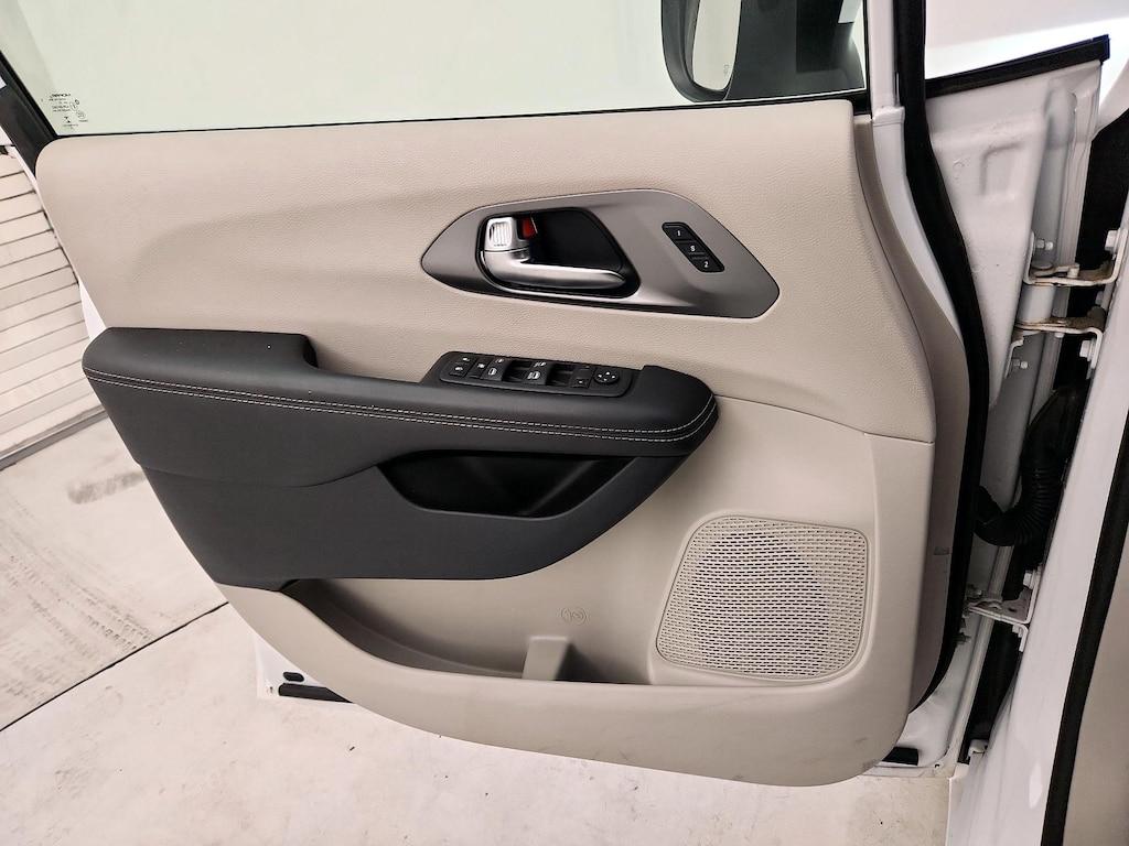 used 2023 Chrysler Pacifica car, priced at $24,998