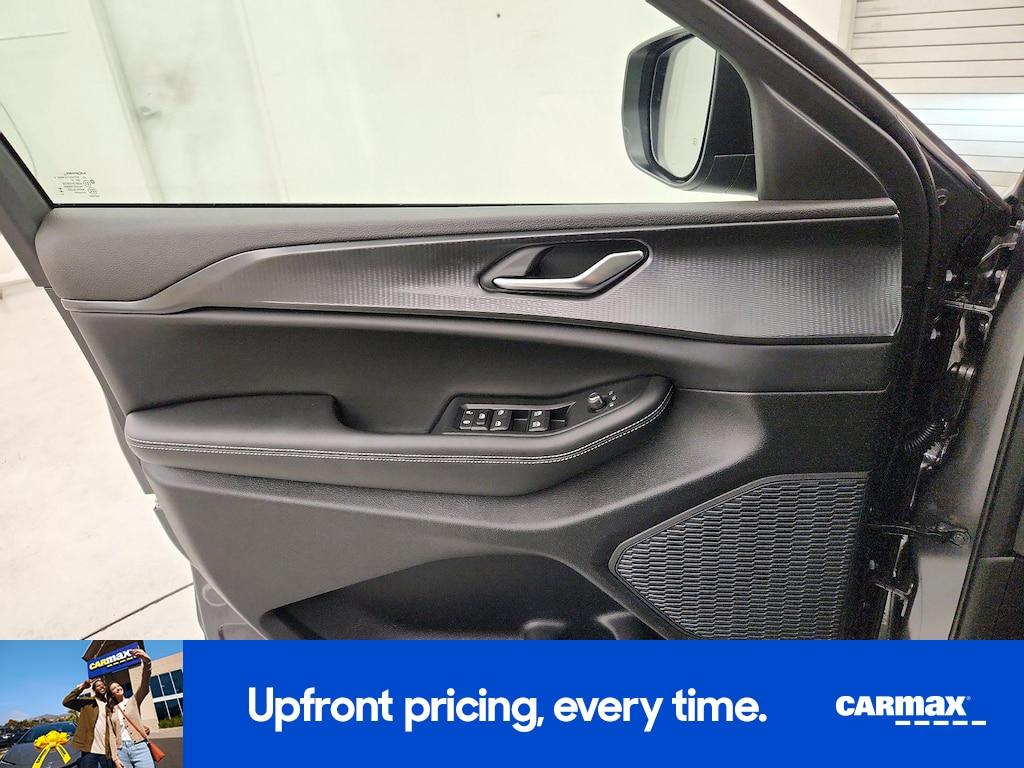 used 2025 Jeep Grand Cherokee car, priced at $34,998