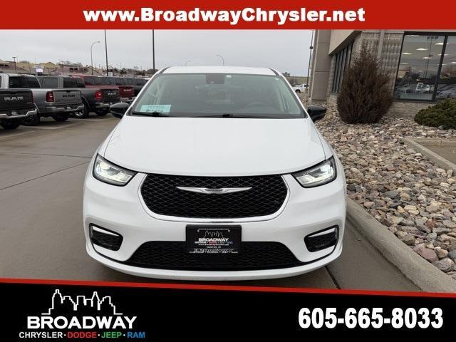 used 2024 Chrysler Pacifica car