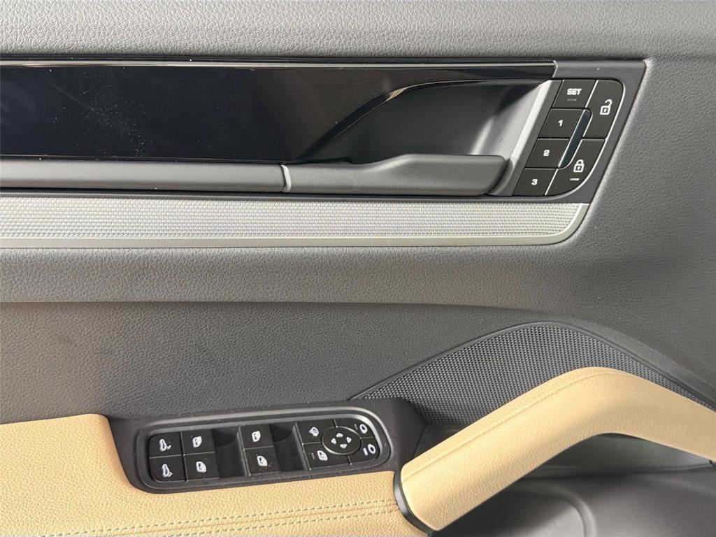 Porsche Cayenne view 31