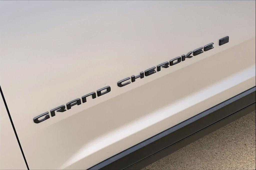 new 2026 Jeep Grand Cherokee car, priced at $42,179