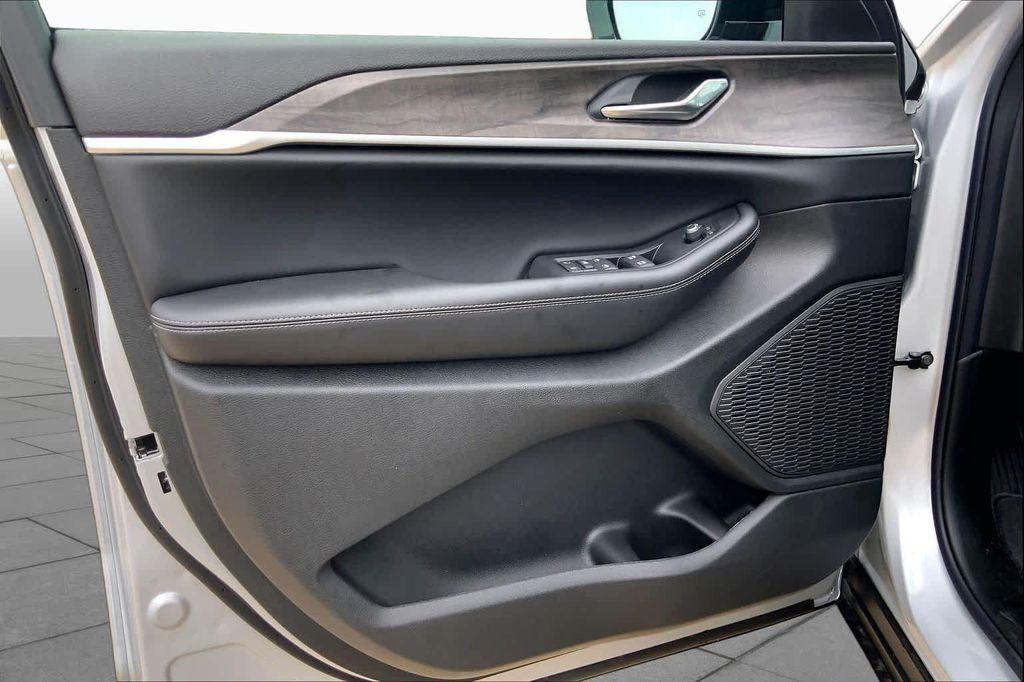 new 2026 Jeep Grand Cherokee car, priced at $42,179