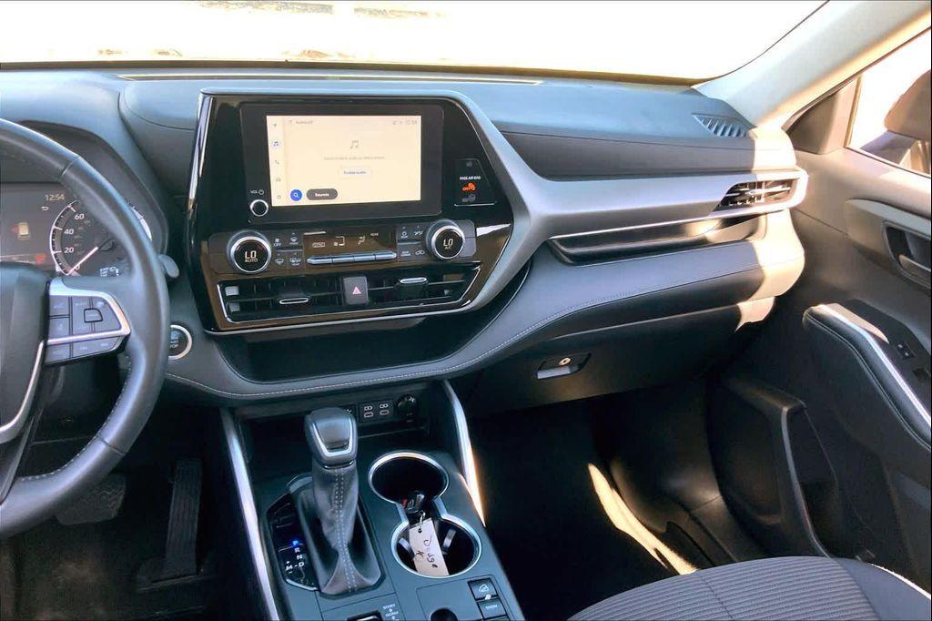 used 2024 Toyota Highlander car, priced at $30,999