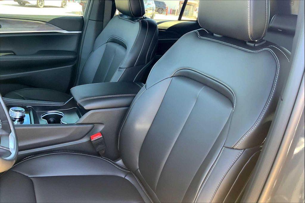 new 2025 Jeep Grand Cherokee car, priced at $38,190