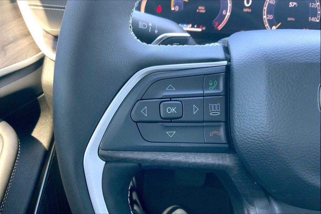 new 2025 Jeep Grand Cherokee car, priced at $38,190