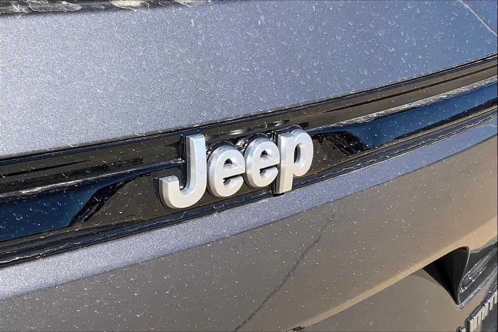 new 2025 Jeep Grand Cherokee car, priced at $38,190
