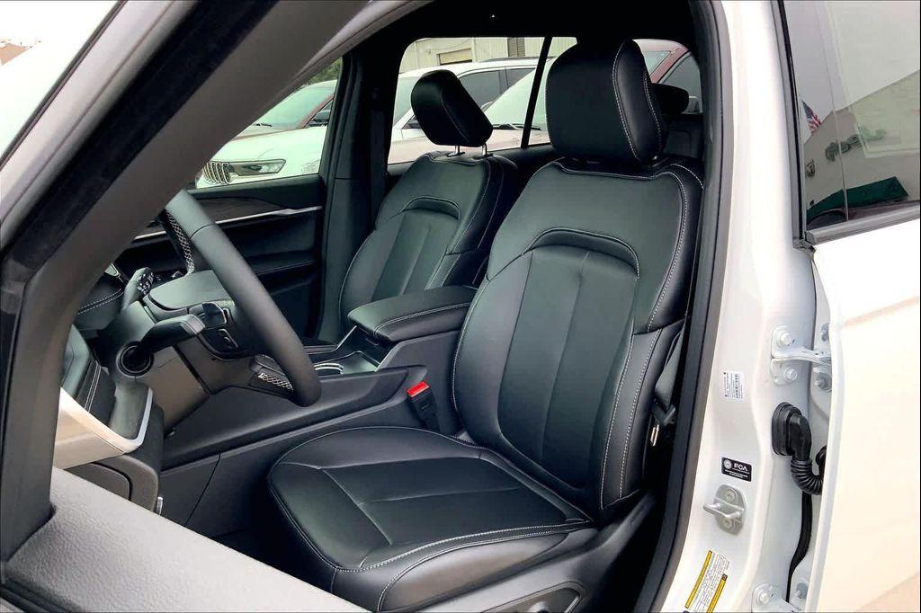 new 2026 Jeep Grand Cherokee car, priced at $46,330