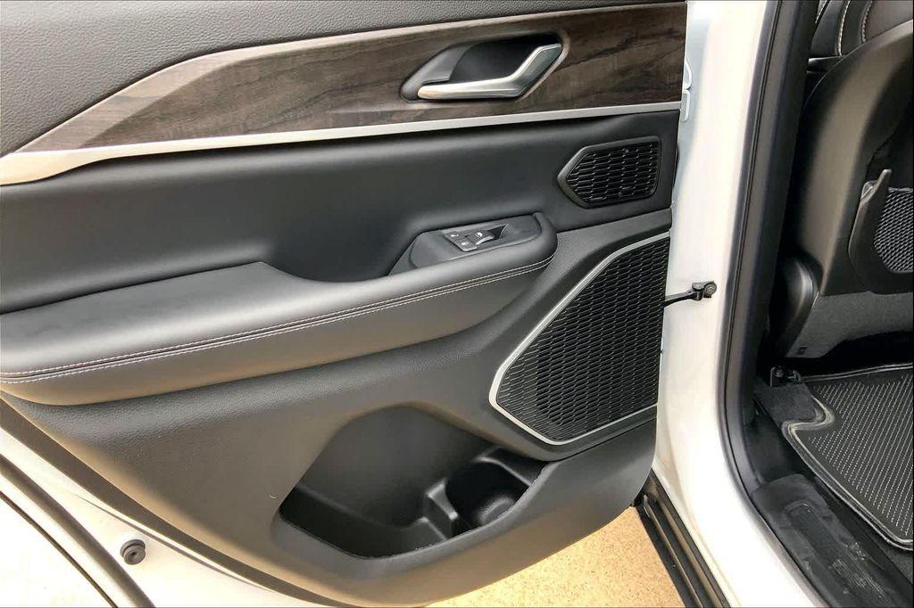 new 2026 Jeep Grand Cherokee car, priced at $46,330