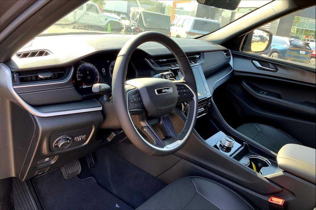 new 2025 Jeep Grand Cherokee car, priced at $43,583