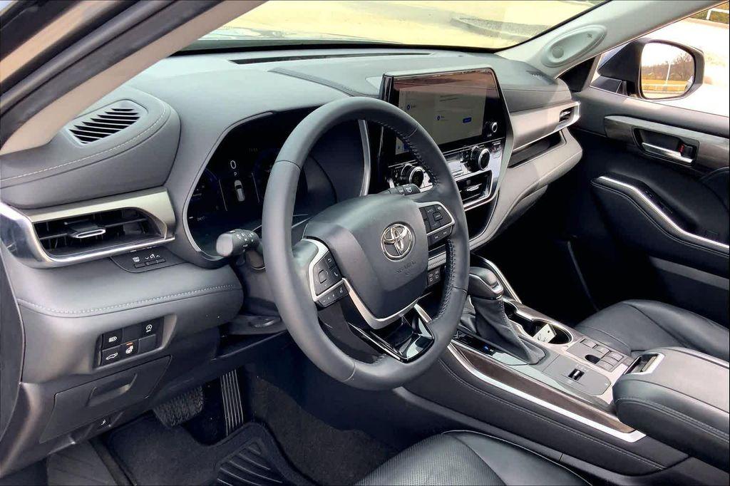 used 2023 Toyota Highlander car, priced at $35,990