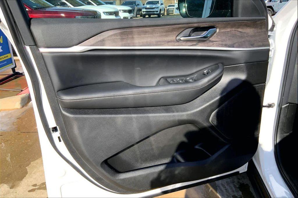 new 2026 Jeep Grand Cherokee car, priced at $43,061