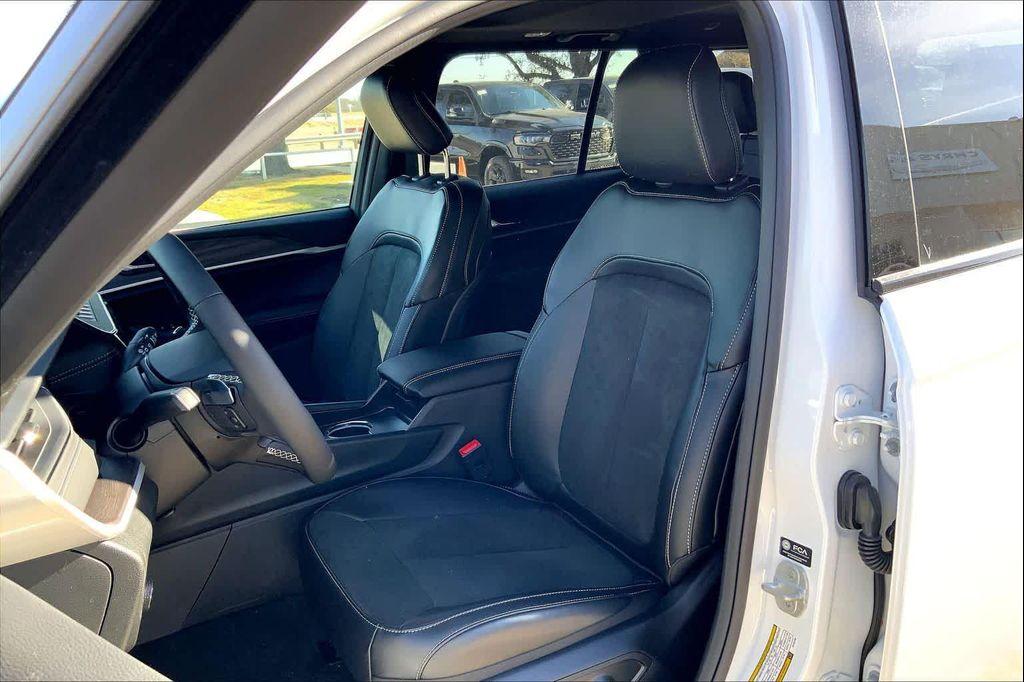 new 2026 Jeep Grand Cherokee car, priced at $43,061