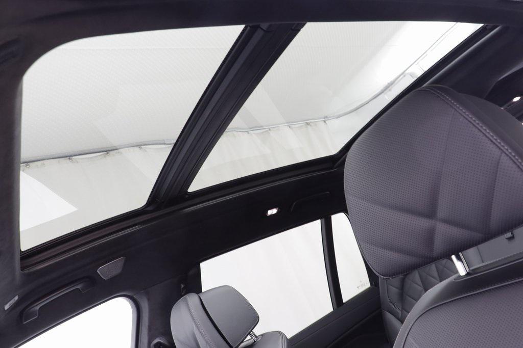 new 2026 BMW X7 car, priced at $102,900