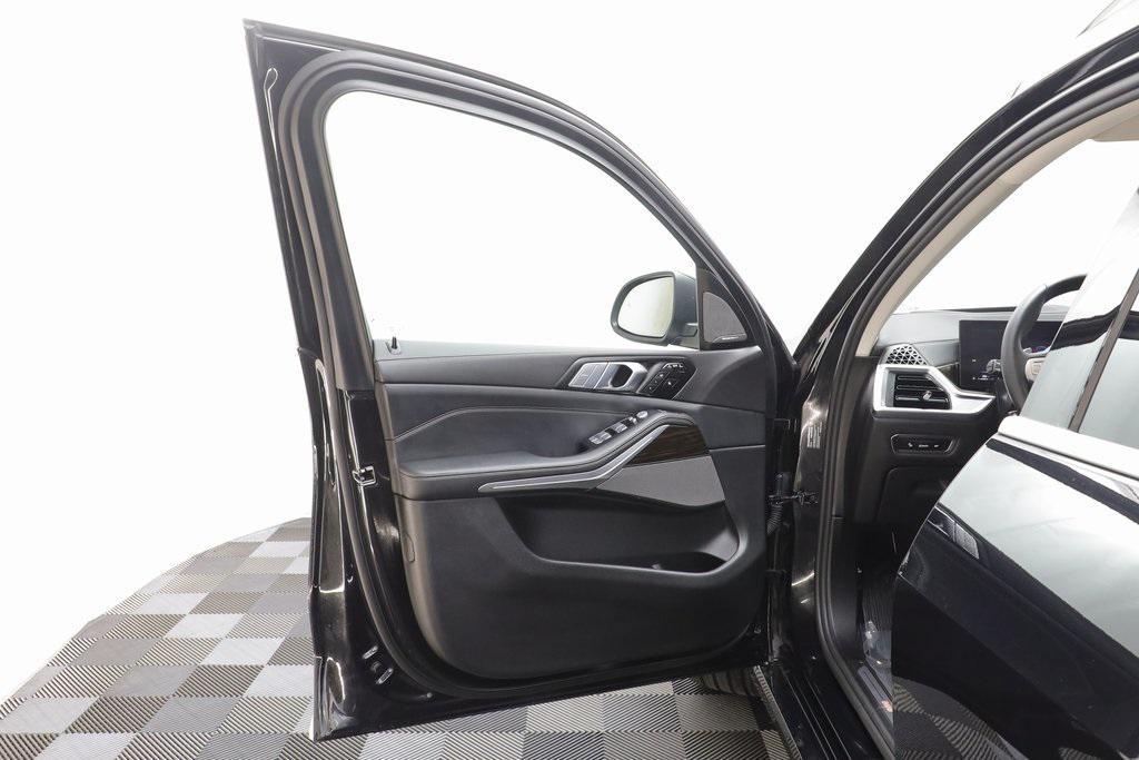 new 2026 BMW X7 car, priced at $93,290