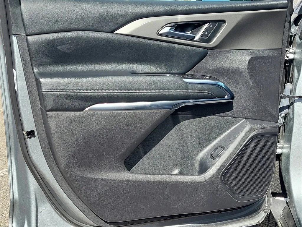 used 2025 Chevrolet Traverse car, priced at $36,503