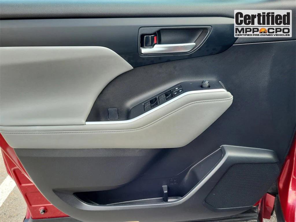 used 2023 Toyota Highlander car, priced at $32,707