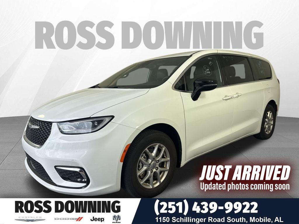 used 2025 Chrysler Pacifica car, priced at $28,495