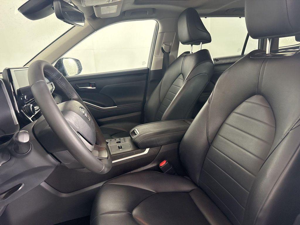used 2023 Toyota Highlander car, priced at $34,995