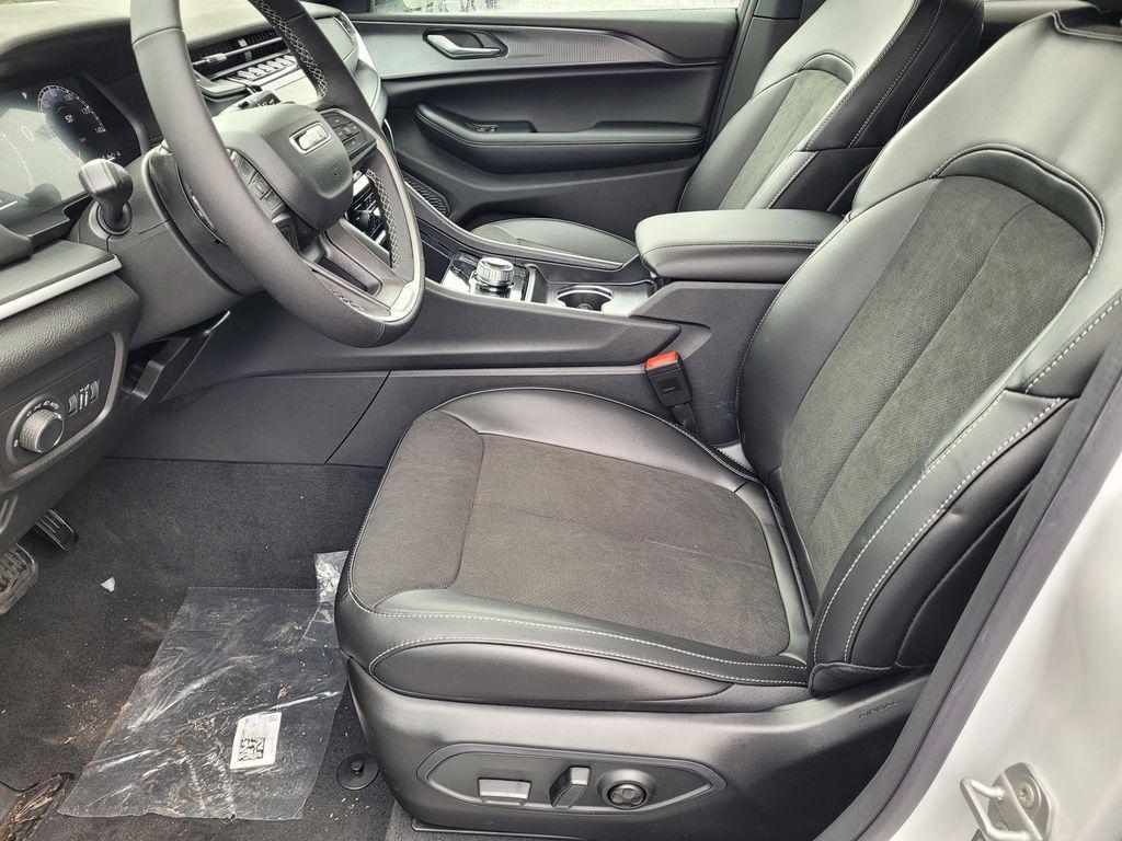 new 2025 Jeep Grand Cherokee car, priced at $39,880