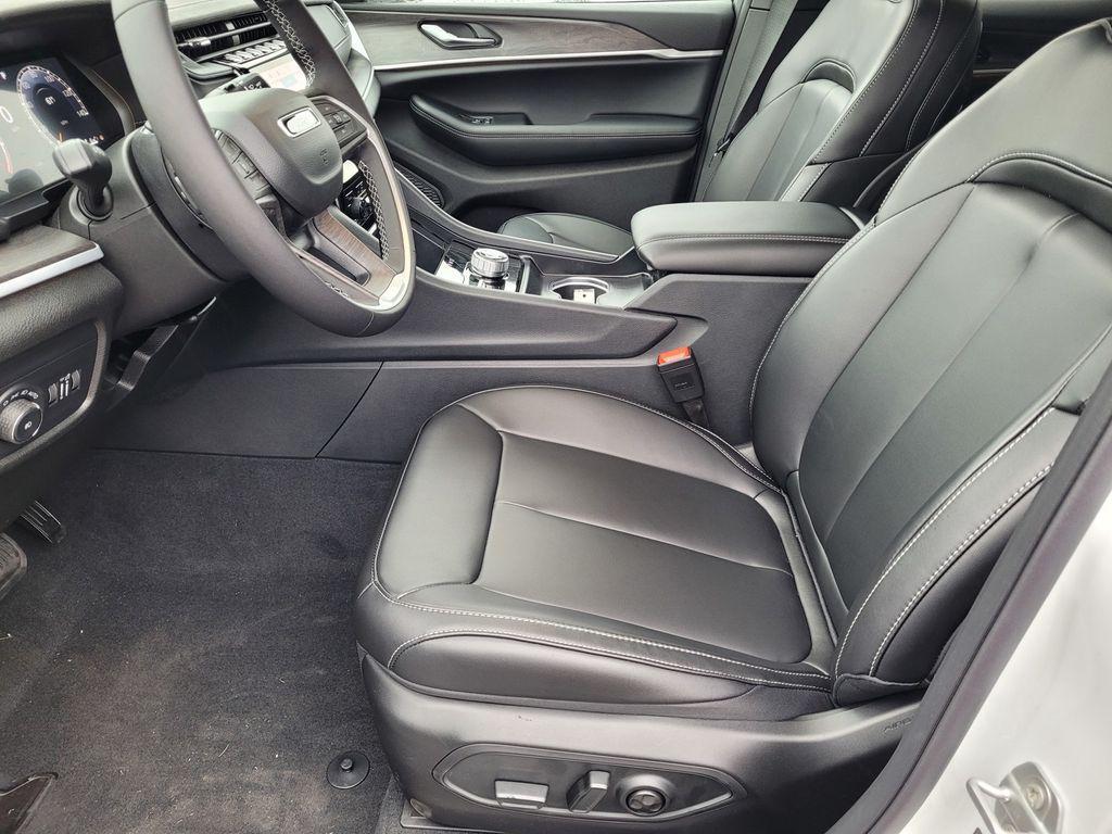 new 2025 Jeep Grand Cherokee car, priced at $44,160