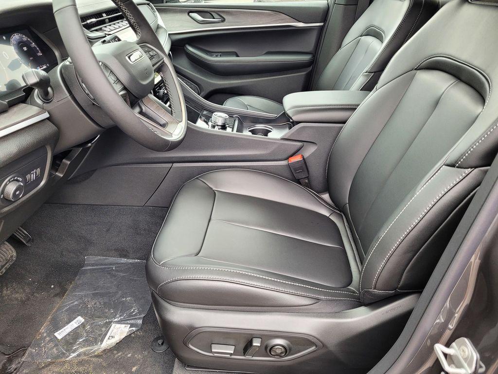 new 2025 Jeep Grand Cherokee car, priced at $43,760