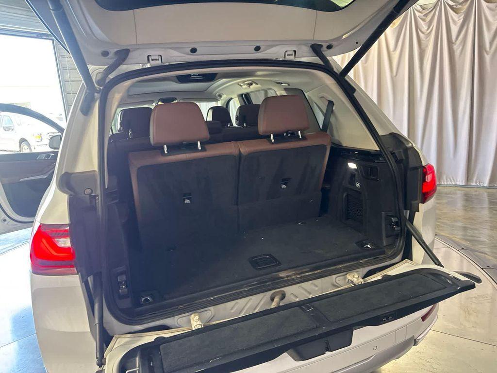 BMW X7 view 17