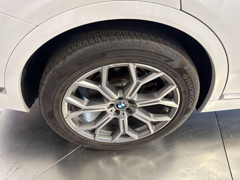 BMW X7 view 16