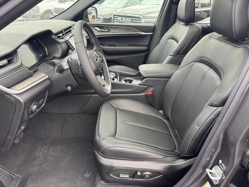 new 2025 Jeep Grand Cherokee car, priced at $47,995